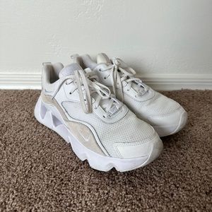 white nike ryz